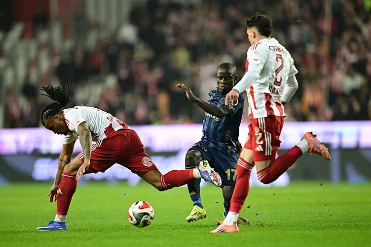 Ahmet Çakar değerlendirdi! Mert Müldür’ün pozisyonunda penaltı var mı?