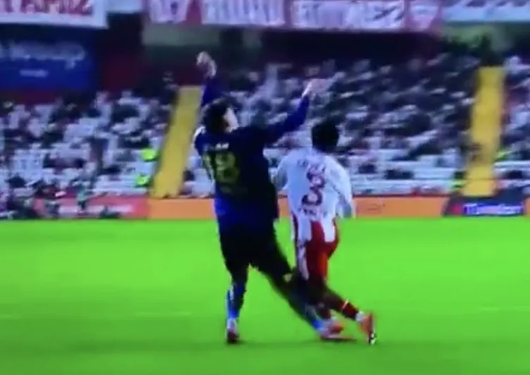 Ahmet Çakar değerlendirdi! Mert Müldür’ün pozisyonunda penaltı var mı?