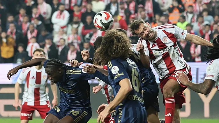 Ahmet Çakar değerlendirdi! Mert Müldür’ün pozisyonunda penaltı var mı?