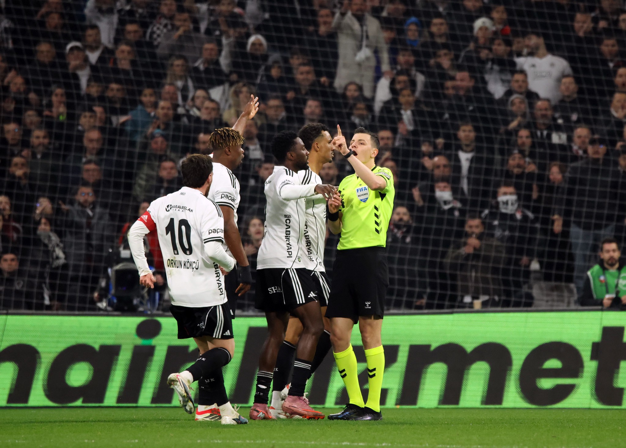 Spor yazarları Beşiktaş-Galatasaray maçını yorumladı: Uçak düşse onu da kurtarırdı!