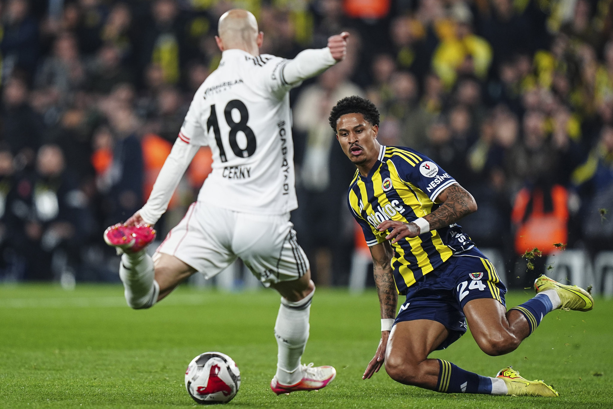 Spor yazarları Fenerbahçe-Beşiktaş maçını yorumladı: Galibiyet esas sorunu unutturmasın!