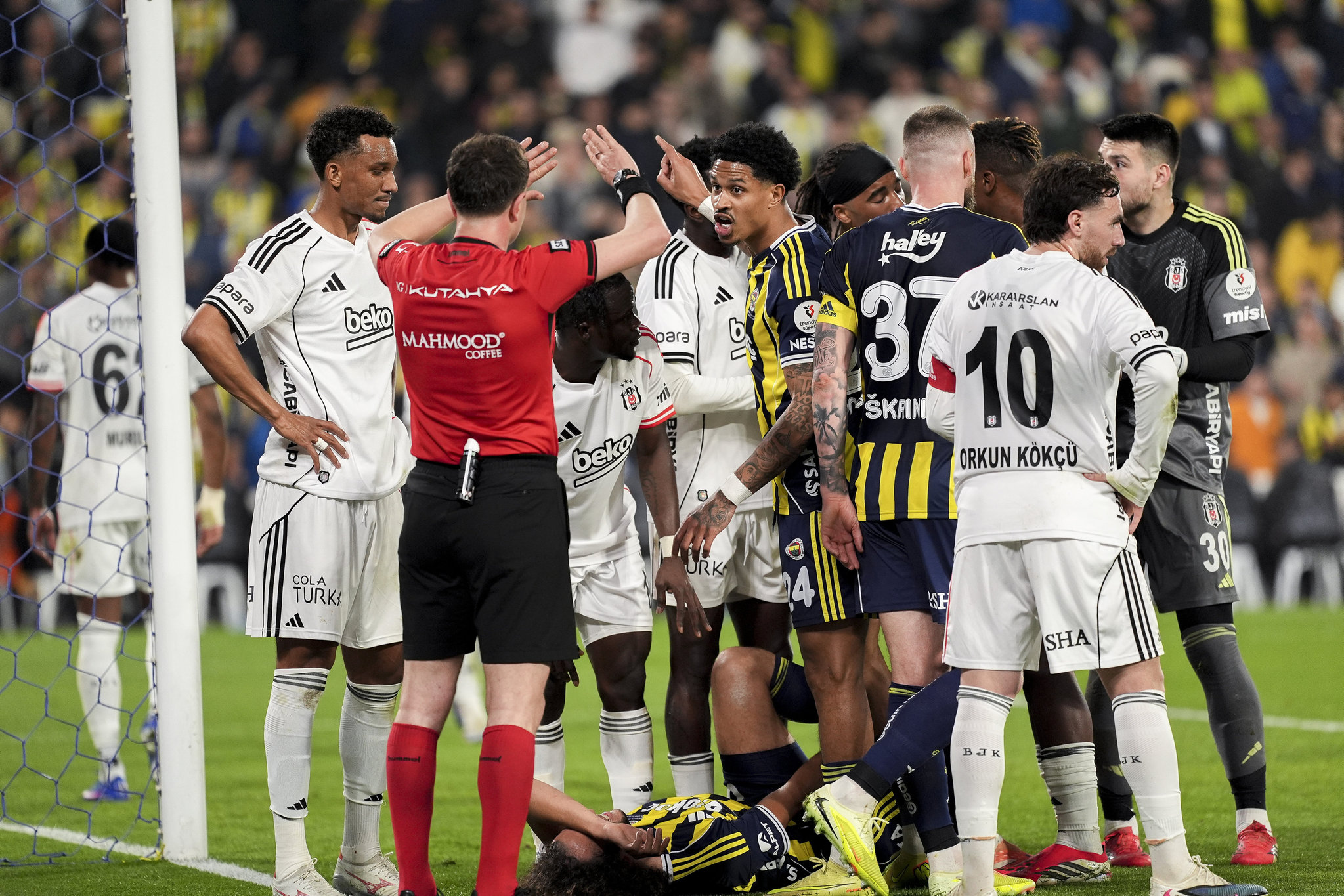 Spor yazarları Fenerbahçe-Beşiktaş maçını yorumladı: Galibiyet esas sorunu unutturmasın!