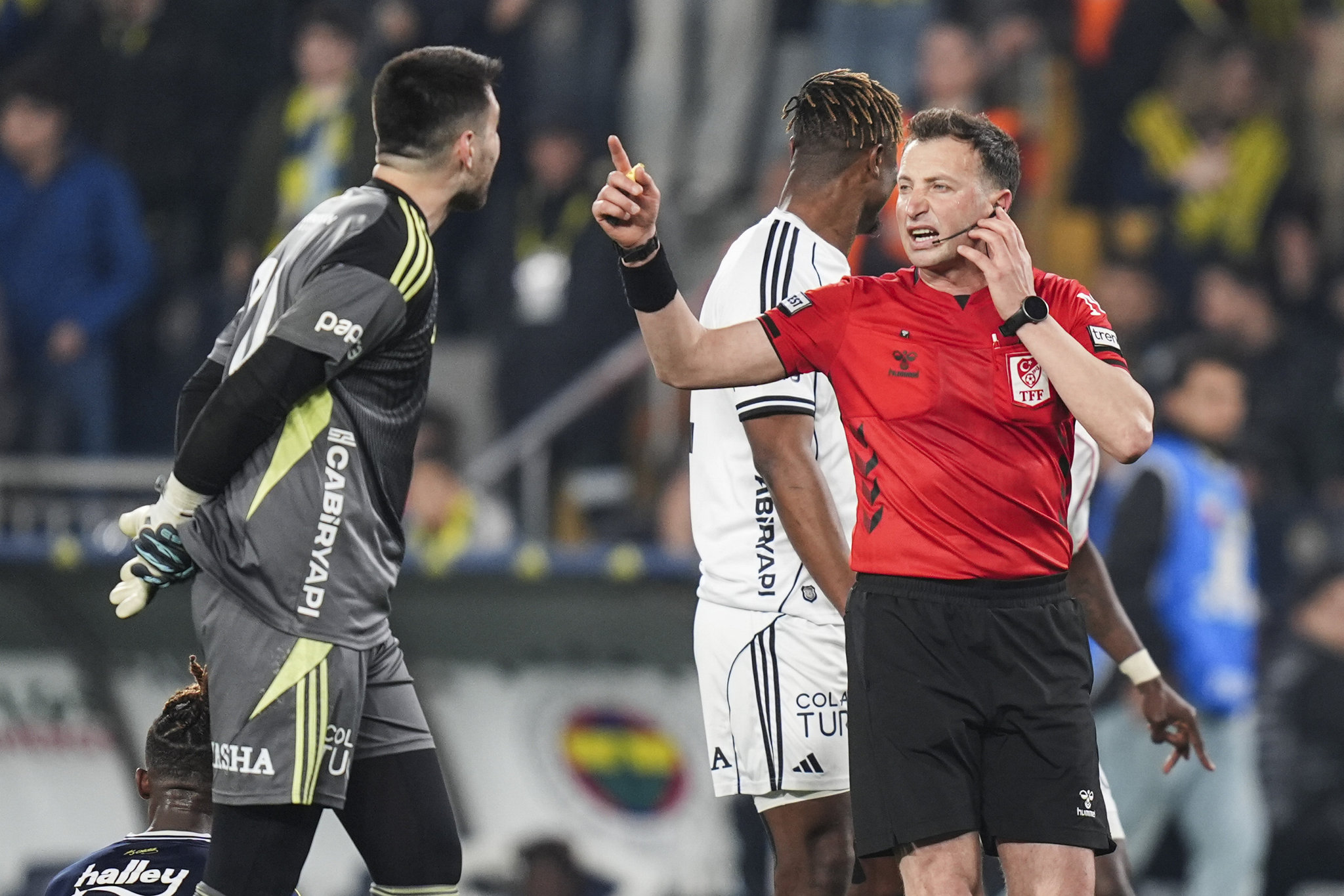 Spor yazarları Fenerbahçe-Beşiktaş maçını yorumladı: Galibiyet esas sorunu unutturmasın!