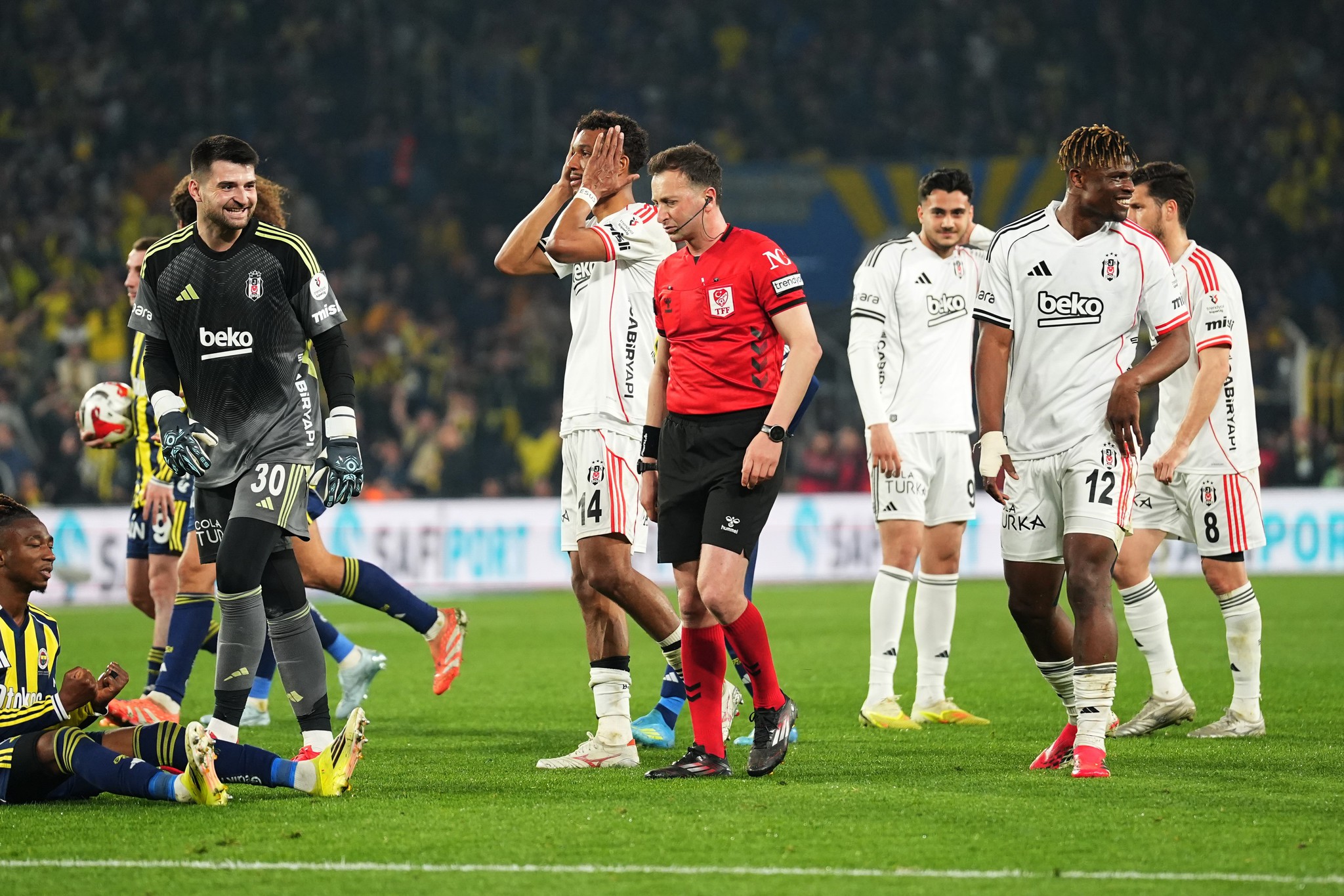 Spor yazarları Fenerbahçe-Beşiktaş maçını yorumladı: Galibiyet esas sorunu unutturmasın!