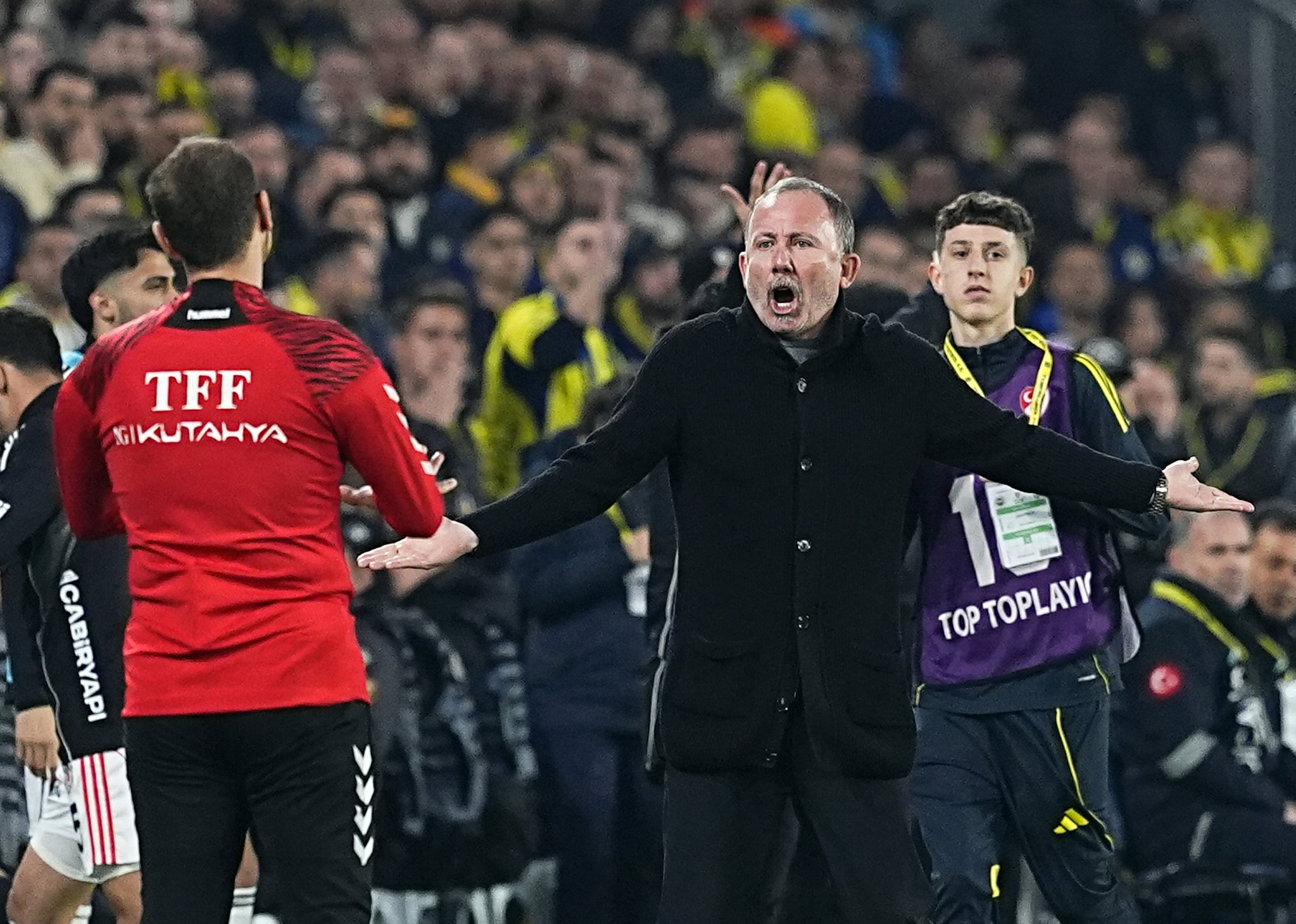 Spor yazarları Fenerbahçe-Beşiktaş maçını yorumladı: Galibiyet esas sorunu unutturmasın!
