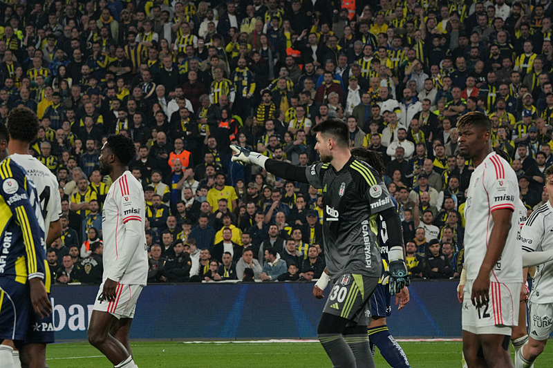 Beşiktaş yeni sezonda sil baştan! 23 futbolcuyla yollar ayrılacak