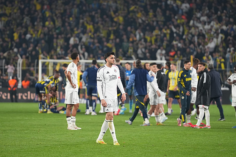 Beşiktaş yeni sezonda sil baştan! 23 futbolcuyla yollar ayrılacak