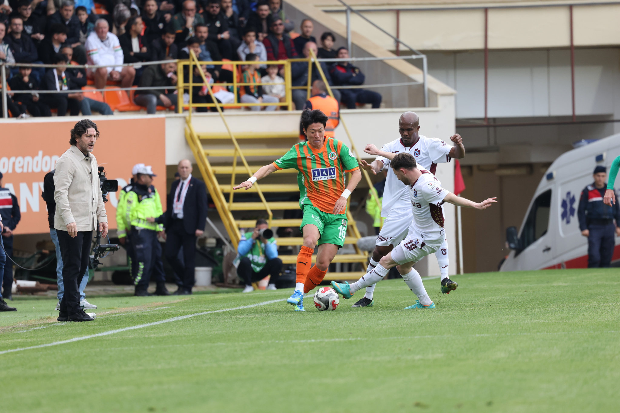 Spor yazarları Corendon Alanyaspor-Trabzonspor maçını değerlendirdi: Ancak bu kadar kötü maç yönetilebilirdi!