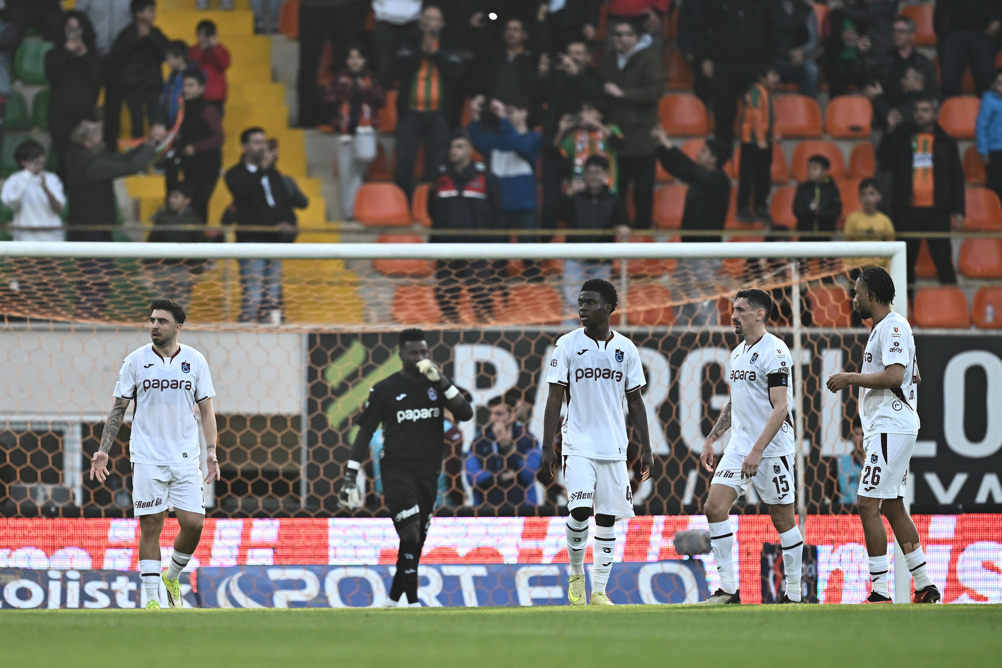 Spor yazarları Corendon Alanyaspor-Trabzonspor maçını değerlendirdi: Ancak bu kadar kötü maç yönetilebilirdi!