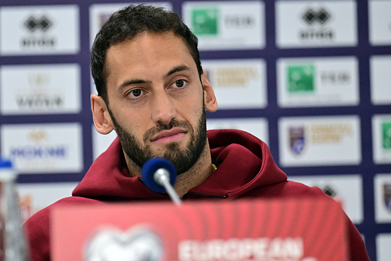 Hakan Çalhanoğlu geleceğiyle ilgili kararını verdi! Galatasaray’a geleceği iddia ediliyordu