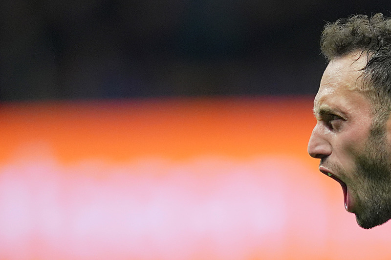 Hakan Çalhanoğlu geleceğiyle ilgili kararını verdi! Galatasaray’a geleceği iddia ediliyordu