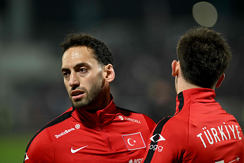 Hakan Çalhanoğlu geleceğiyle ilgili kararını verdi! Galatasaray’a geleceği iddia ediliyordu