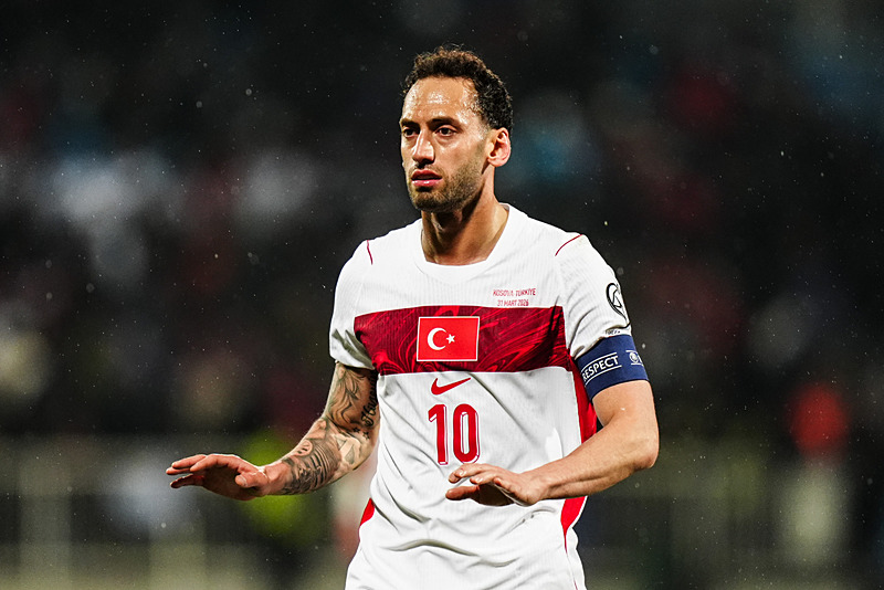 Hakan Çalhanoğlu geleceğiyle ilgili kararını verdi! Galatasaray’a geleceği iddia ediliyordu