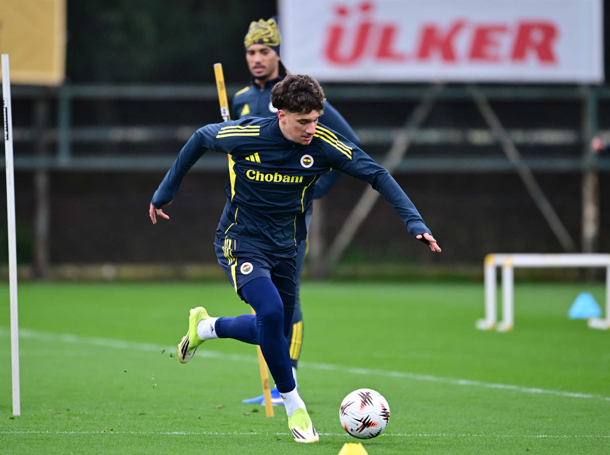 Galatasaray’dan Fenerbahçe’ye flaş transfer!