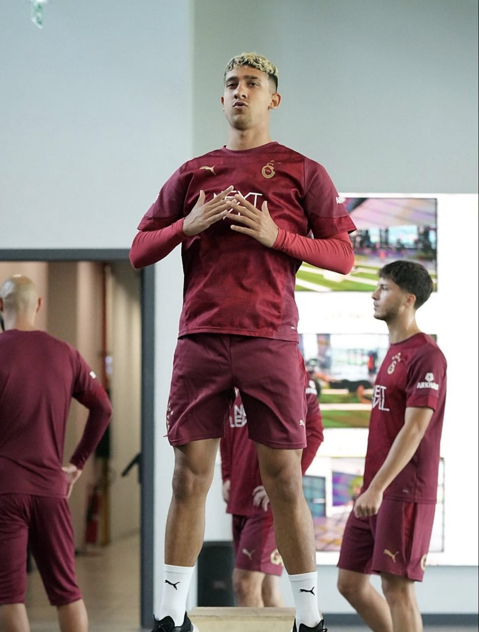 Galatasaray’dan Fenerbahçe’ye flaş transfer!