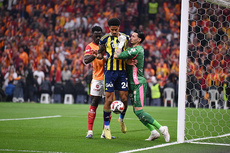 Fenerbahçe’de yıldız isime Roma kancası!