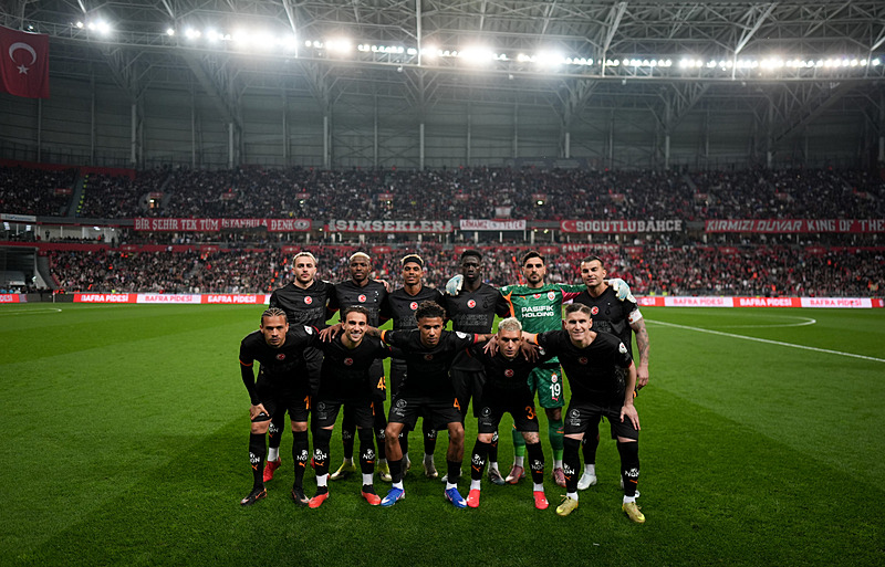 Galatasaray’dan kadroda revizyon kararı! Okan Buruk o isimlerin biletini kesti