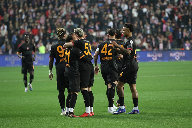Galatasaray’dan kadroda revizyon kararı! Okan Buruk o isimlerin biletini kesti