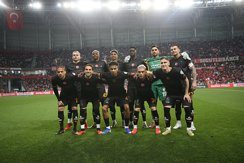 1 sezon daha Galatasaray’da kalıyor! Yıldız ismin sözleşmesi otomatik olarak uzadı