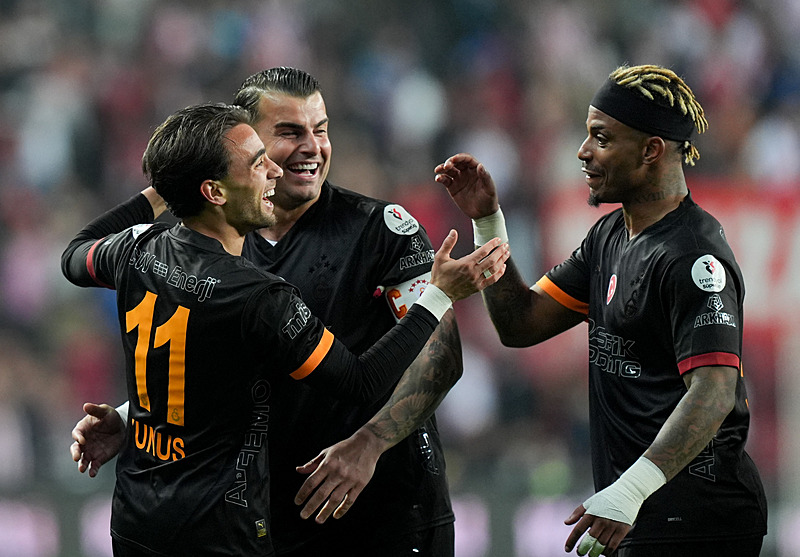 1 sezon daha Galatasaray’da kalıyor! Yıldız ismin sözleşmesi otomatik olarak uzadı