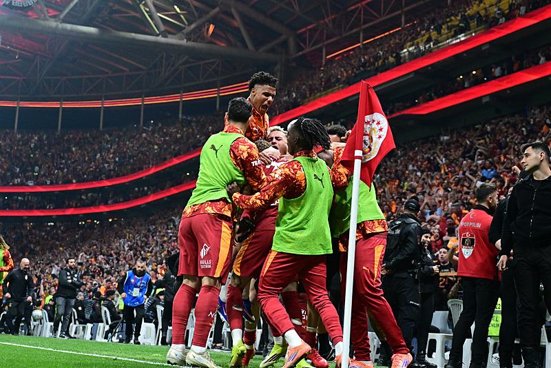 Galatasaray yönetiminden acil toplantı kararı! Şampiyonluk kutlamasında...