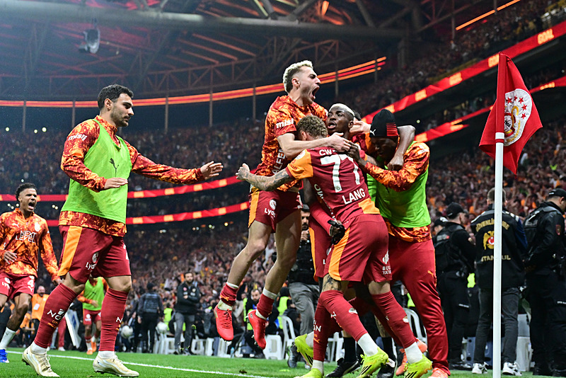 Galatasaray yönetiminden acil toplantı kararı! Şampiyonluk kutlamasında...