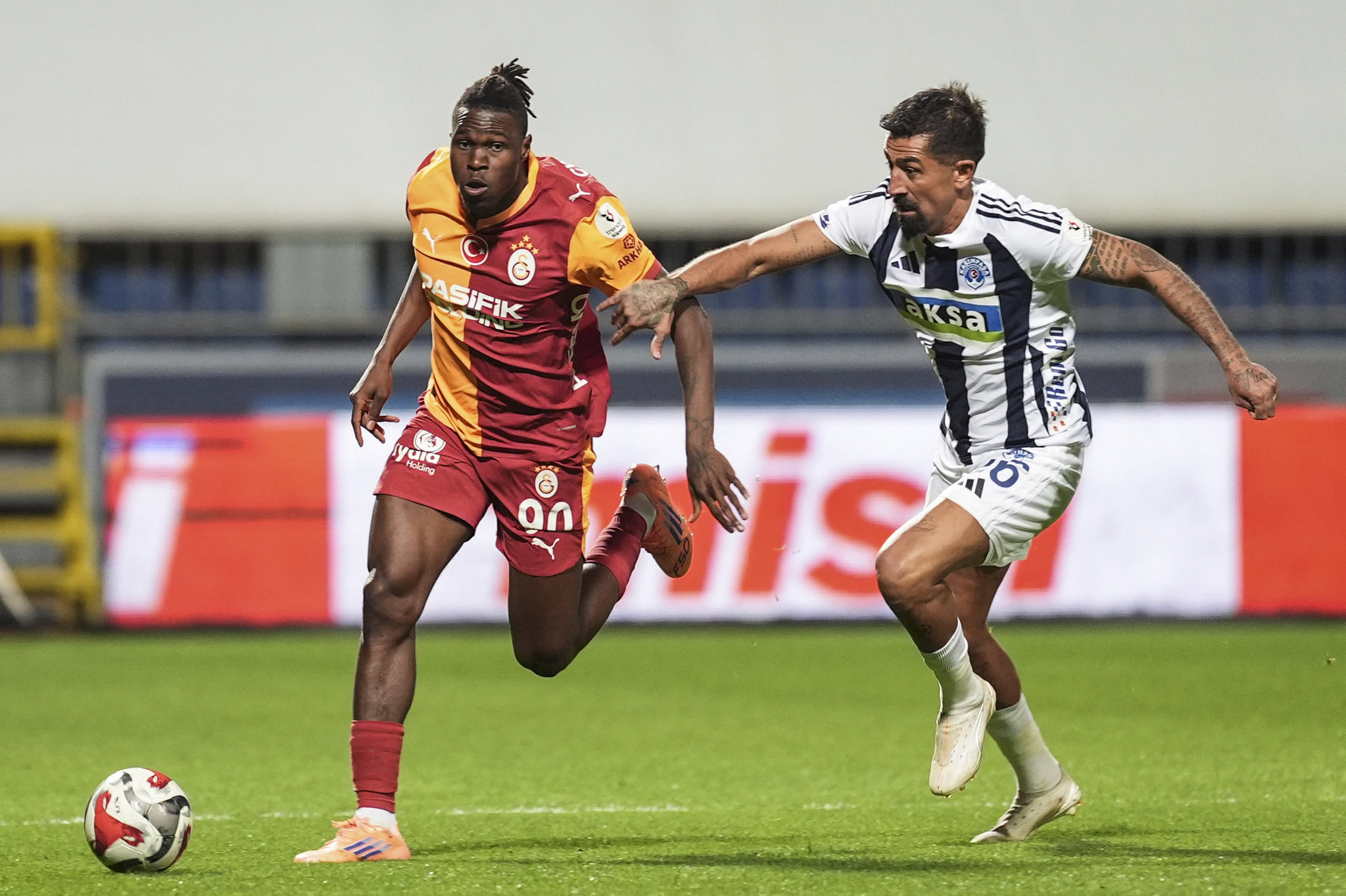 Galatasaray’dan Fenerbahçe’nin eski yıldızına transfer kancası!