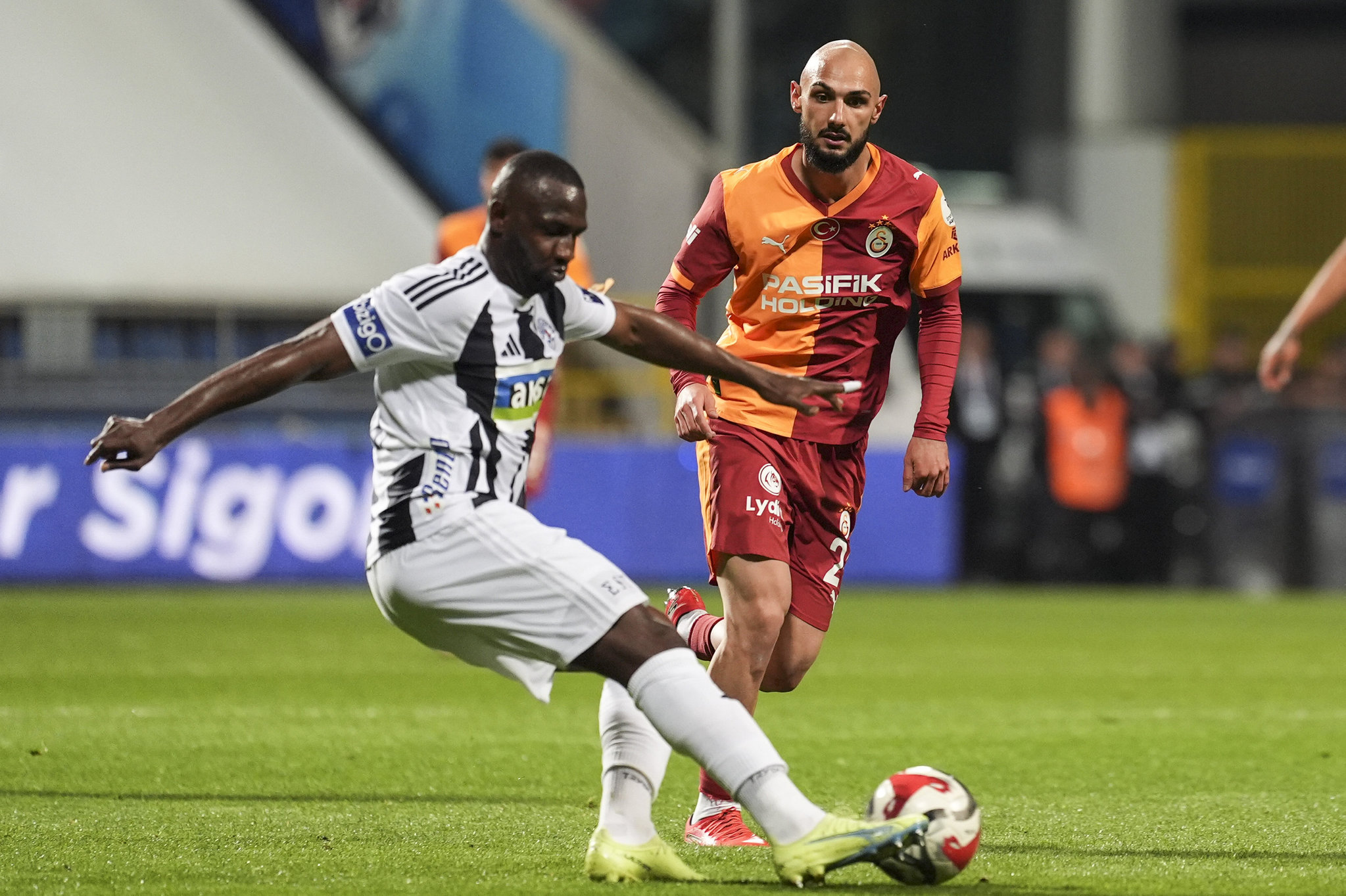 Galatasaray’dan Fenerbahçe’nin eski yıldızına transfer kancası!