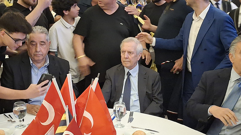 Aziz Yıldırım’dan santrfor ve teknik direktör açıklaması!