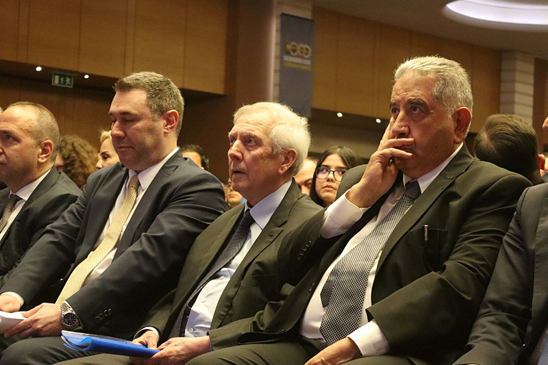 Aziz Yıldırım’dan santrfor ve teknik direktör açıklaması!