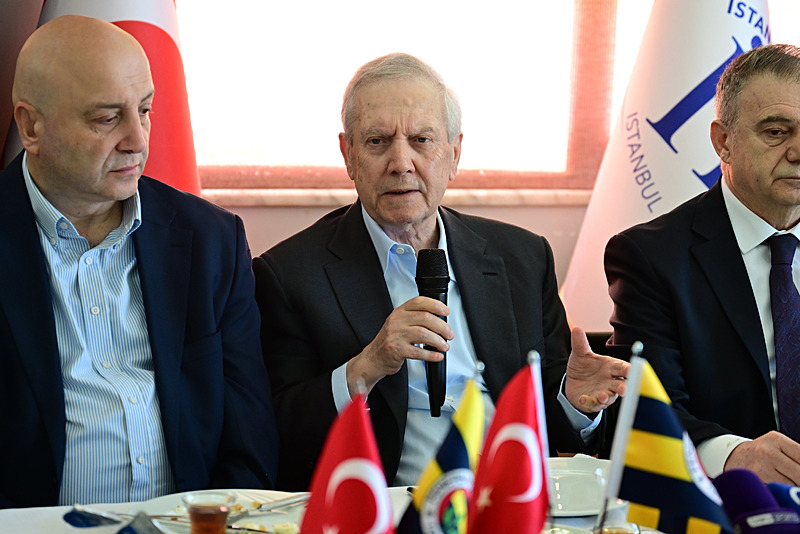 Fenerbahçe’nin gündemindeki Farioli’den geleceğiyle ilgili flaş karar!