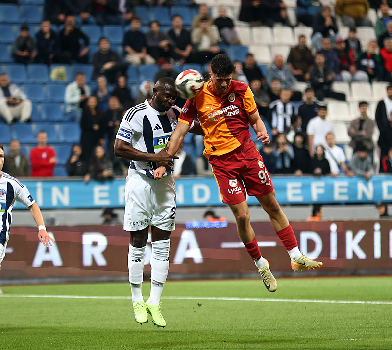 Galatasaray o ismin bonservisini belirledi! Talip olan üç kulübe aynı rakam iletildi