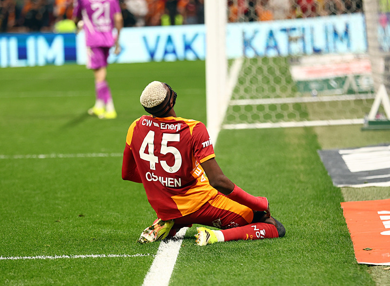 ’Biçilmiş kaftan Osimhen’ İngiliz devinin transfer hayallerini böyle duyurdular