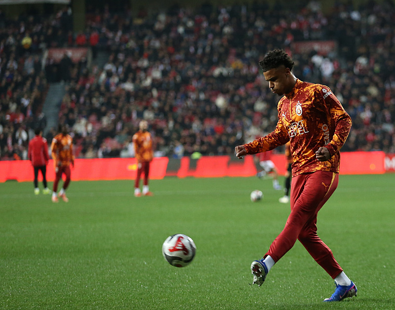 Galatasaray’da Okan Buruk’tan transfer kararı! O bölgeye dokunulmayacak