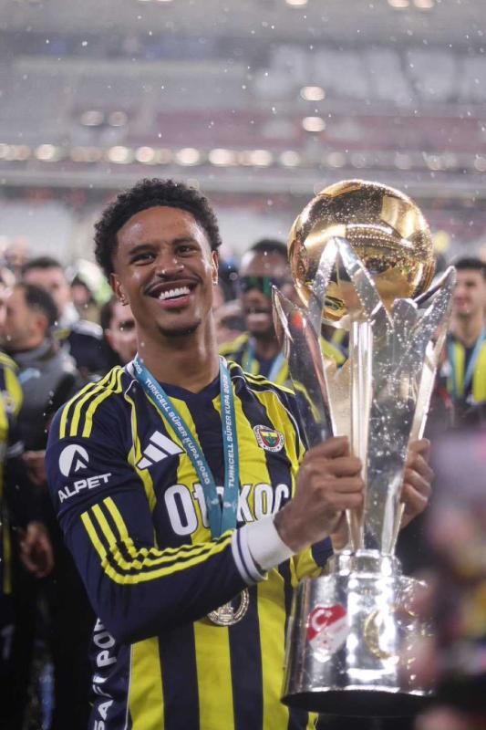 Avrupa devleri Fenerbahçe’nin yıldızını paylaşamıyor! O rakamın altına bırakılmayacak
