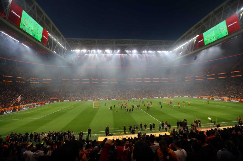 Galatasaray’da Okan Buruk ile Dursun Özbek arasında sözleşme ve transfer toplantısı!