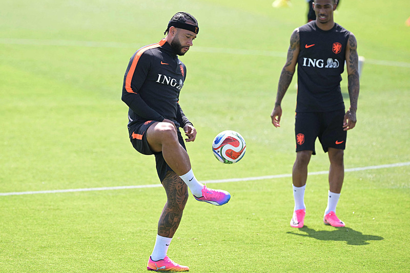 Kanarya’dan dünya yıldızına tranfer kancası! Memphis Depay...