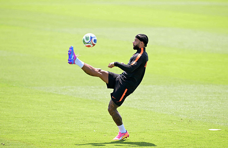 Kanarya’dan dünya yıldızına tranfer kancası! Memphis Depay...