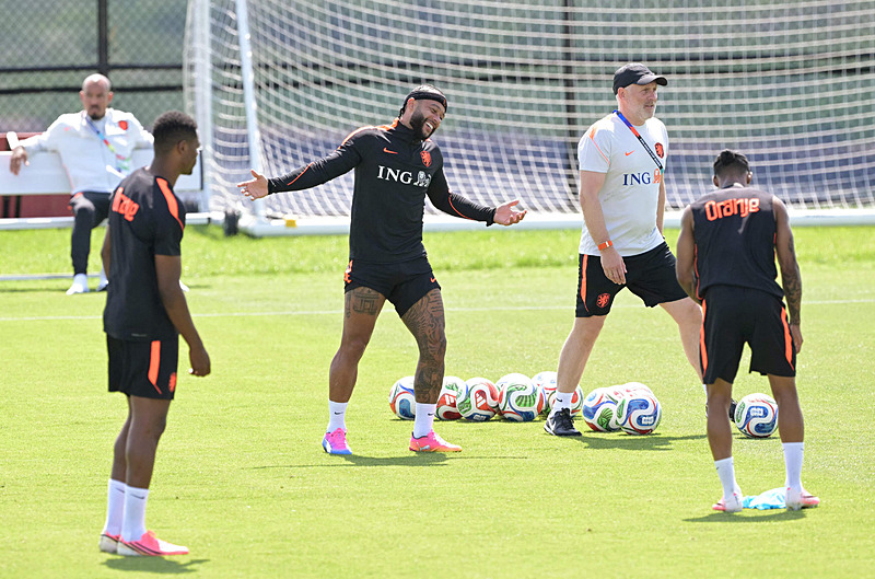 Kanarya’dan dünya yıldızına tranfer kancası! Memphis Depay...