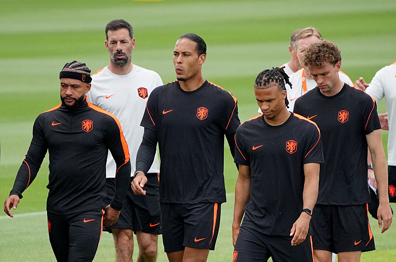 Kanarya’dan dünya yıldızına tranfer kancası! Memphis Depay...