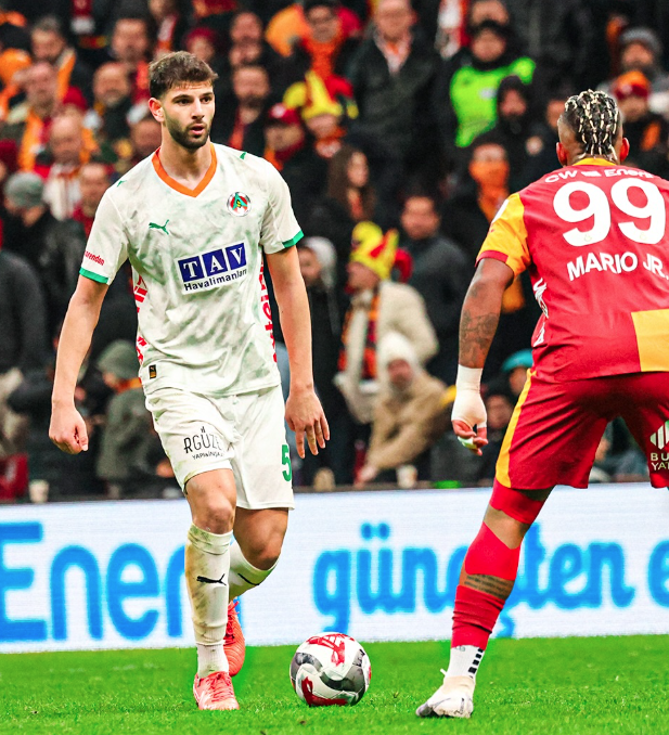 Fenerbahçe ve Galatasaray’dan yeni sezonun ilk transfer derbisi!
