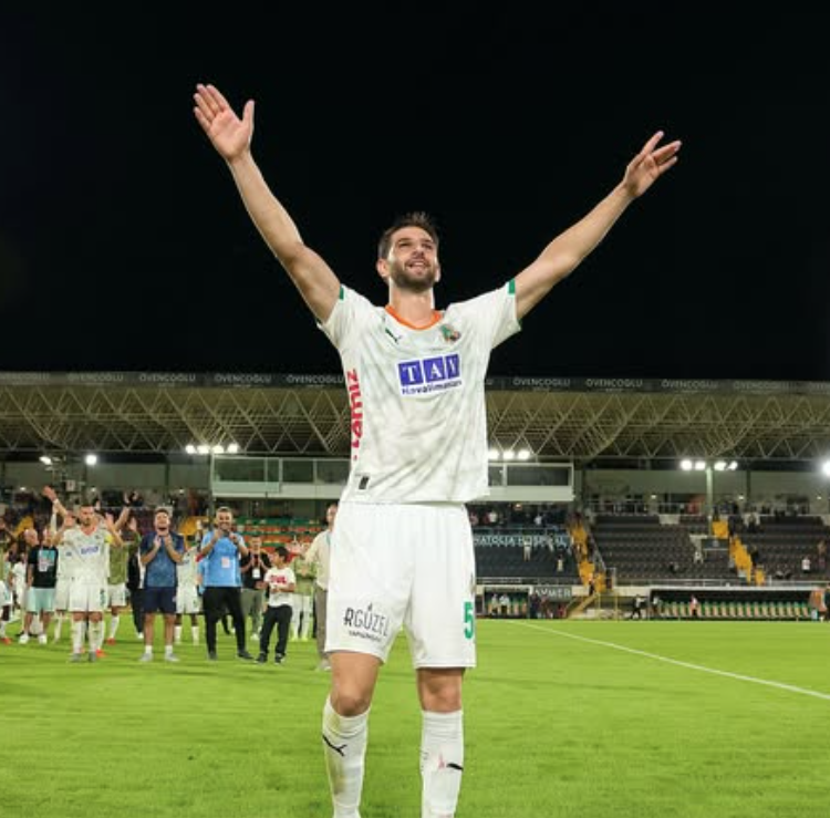 Fenerbahçe ve Galatasaray’dan yeni sezonun ilk transfer derbisi!