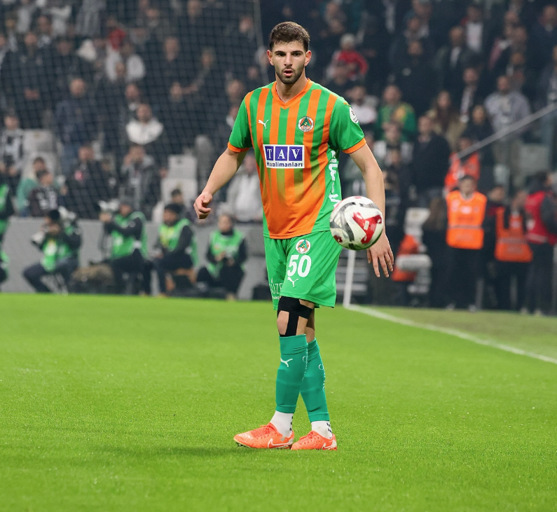 Fenerbahçe ve Galatasaray’dan yeni sezonun ilk transfer derbisi!