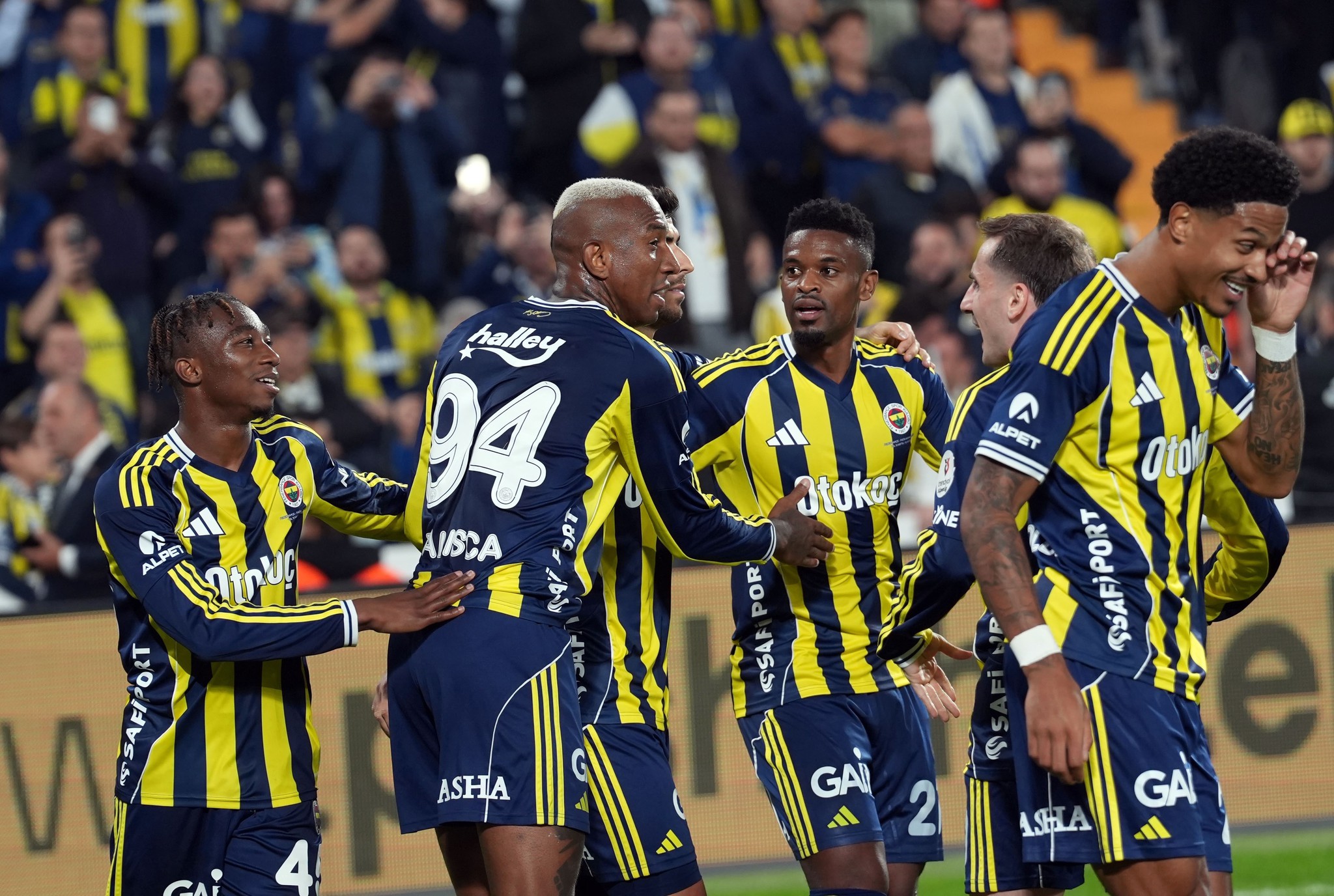 Fenerbahçe’de o oyuncunun kaderi İsmail Kartal’a bağlı! Aziz Yıldırım yıldız isimden hoşnut değil