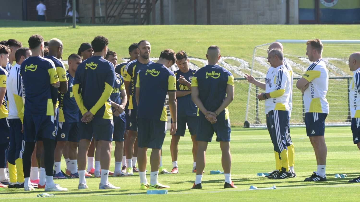 Fenerbahçe’de ayrılık sinyali! Yıldız futbolcuya bir talip daha