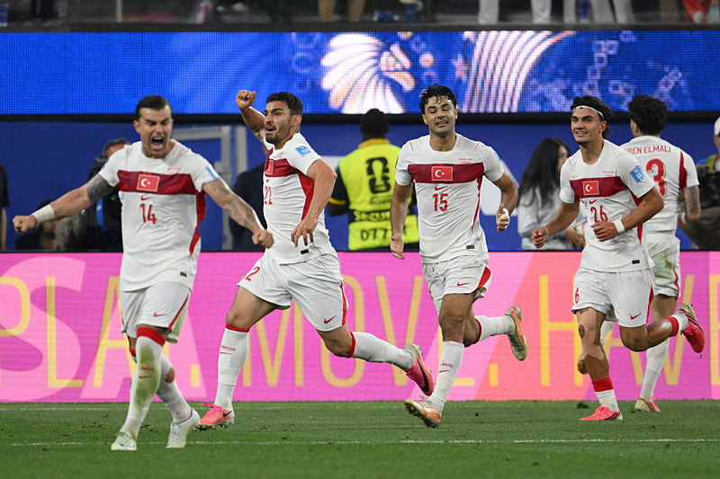 Spor yazarları Türkiye-ABD maçını yorumladı: Okyanusu geçtik derede boğulduk!