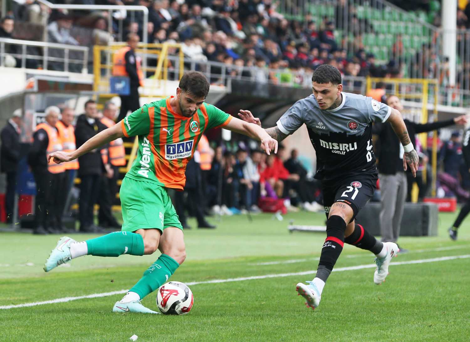Fenerbahçe’nin yeni stoperi Süper Lig’den! Transfer takasla bitecek