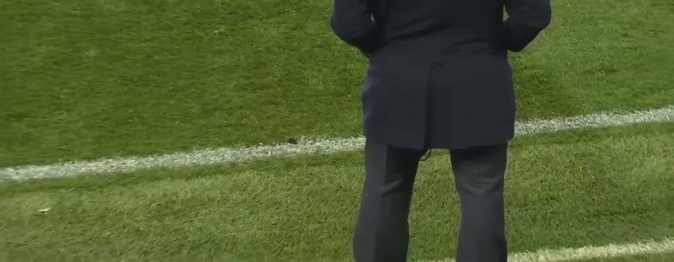 Zidane'ın pantolonu yine yırtıldı!