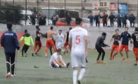 Maçta kavga: Futbolcunun kolu kırıldı