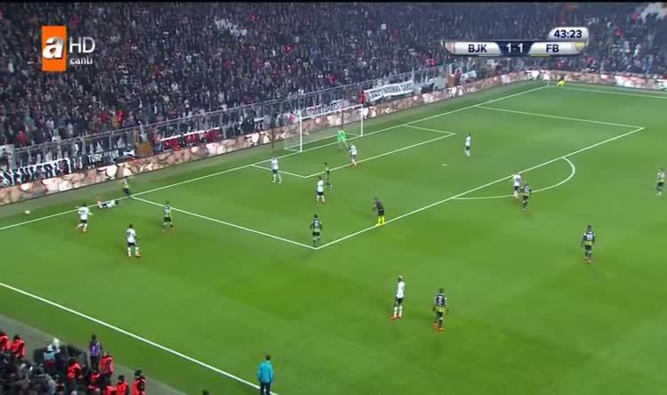 Kırmızı çıktı saha karıştı! İşte o görüntü...